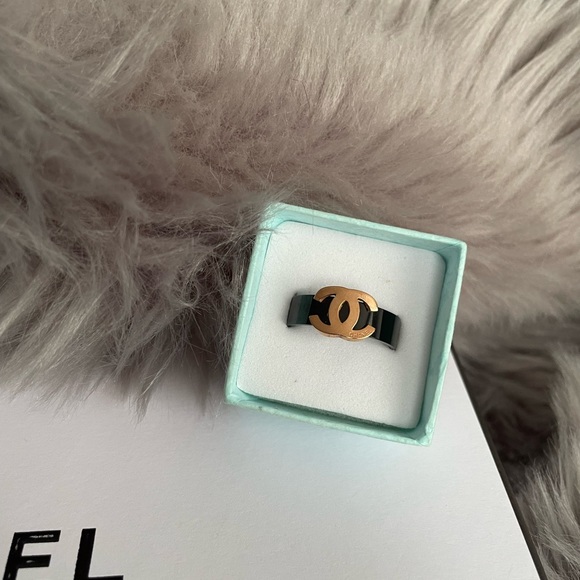 Jewelry - ✨Black and gold designer look ring size 8✨